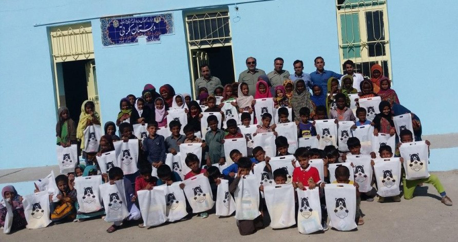 اهدای بسته‌های آموزشی به دانش‌آموزان دبستان روستای کرتی