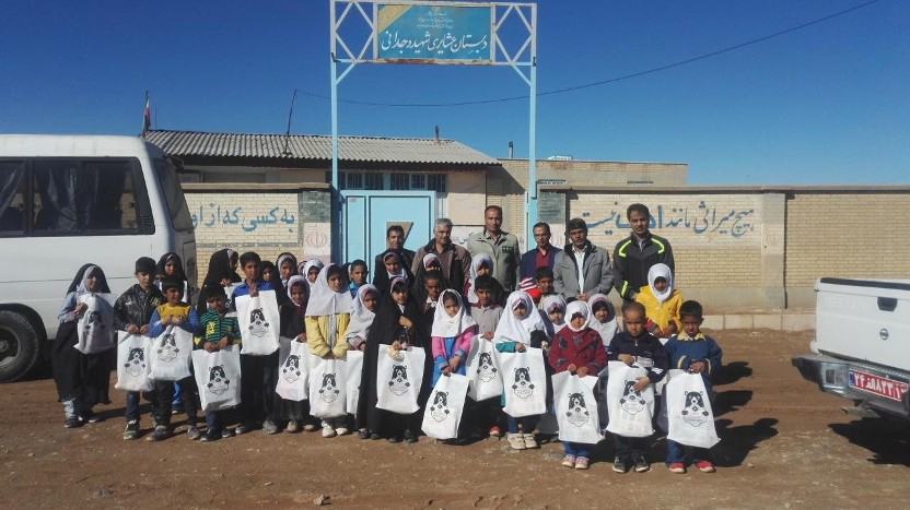 اهدای بسته آموزشی فرهنگی به دانش‌آموزان منطقه سه قلعه سرایان