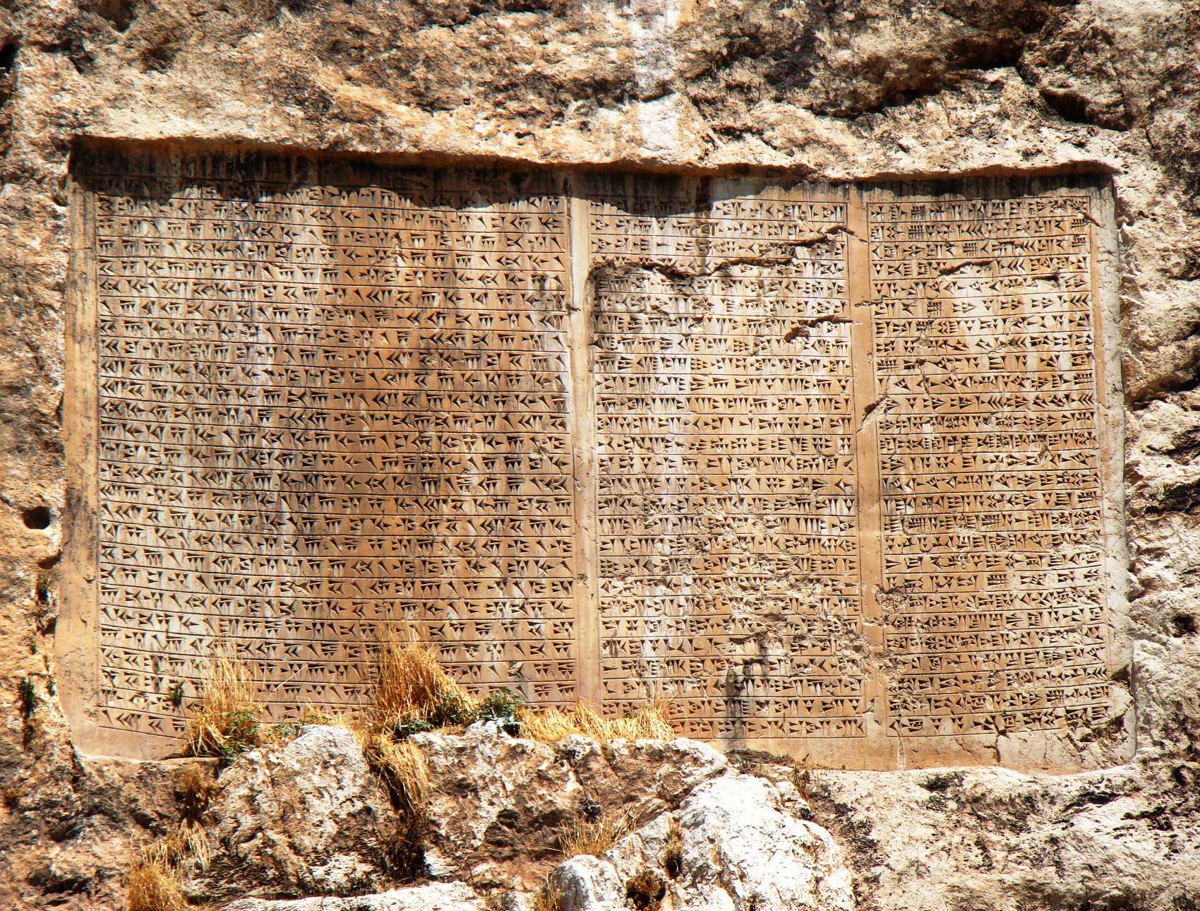 کتیبه خشایارشا در کشور ترکیه که با خط میخی نوشته شده است