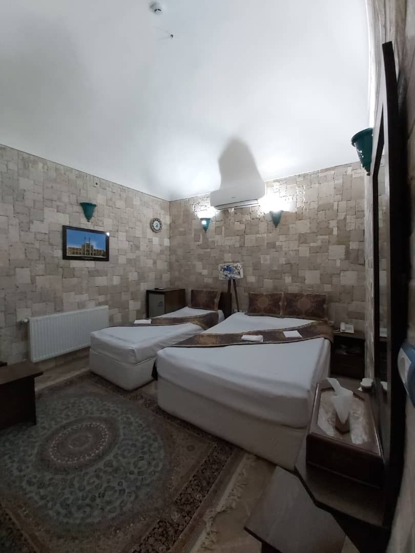 اتاق سه تخته هتل سنتی فیروزه یزد