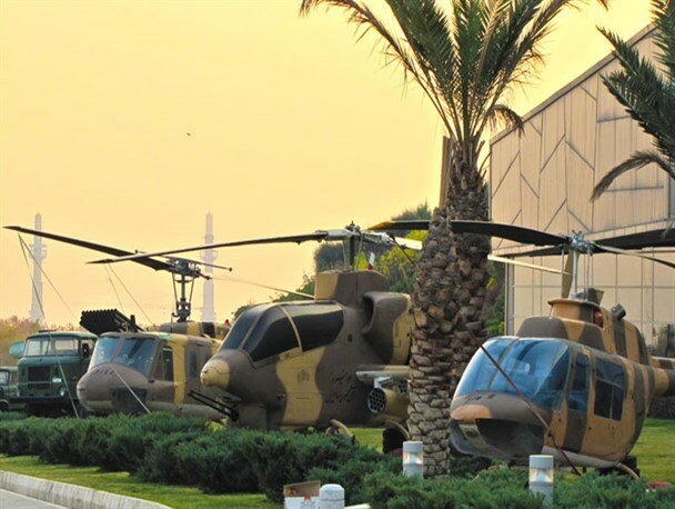 هلیکوپترها در باغ موزه دفاع مقدس در تهران